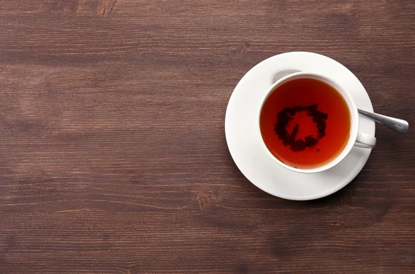 Filiżanka herbaty na drewnianym stole — Zdjęcie stockowe