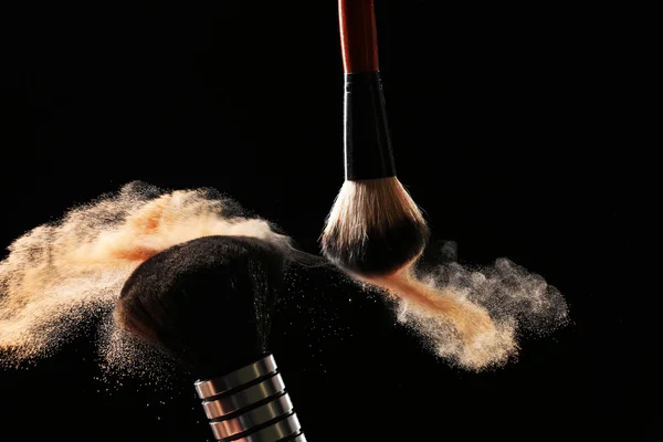 Dos Maquillaje cepillos con polvo —  Fotos de Stock