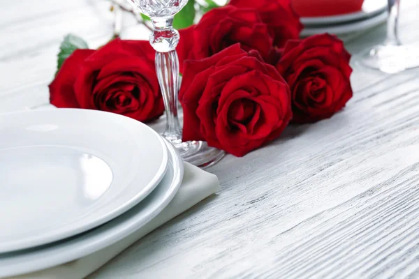 Red roses on holiday table — Stock Photo, Image