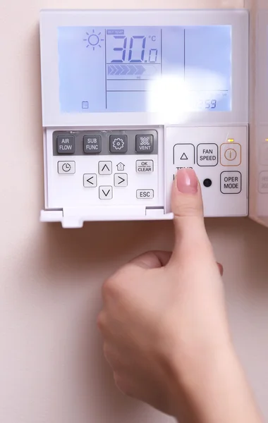 Kadın dijital termostatı değiştiriyor — Stok fotoğraf