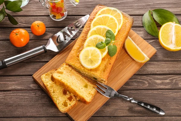 Kue sitrus lezat dengan lemon di papan kayu — Stok Foto