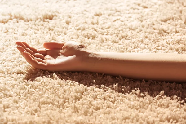 Vrouwelijke hand op tapijt — Stockfoto