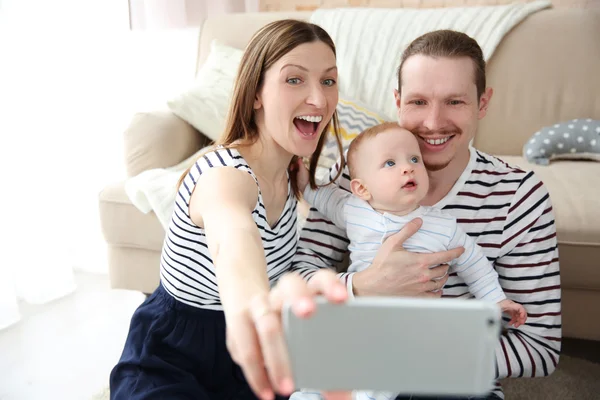 Casal tomando uma selfie com bebê — Fotografia de Stock