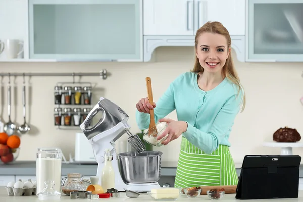 Mujer joven usando tableta — Foto de Stock