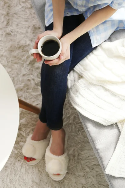 Mujer sosteniendo taza —  Fotos de Stock