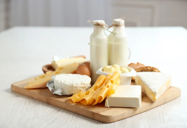 Zestaw świeżych produktów mlecznych na biały drewniany stół — Zdjęcie stockowe