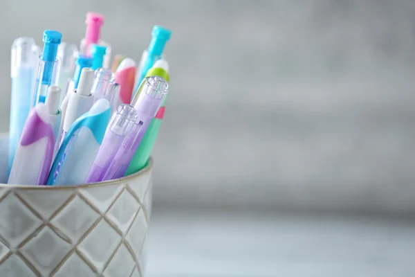 Pens in ceramic cup — Stock Photo, Image