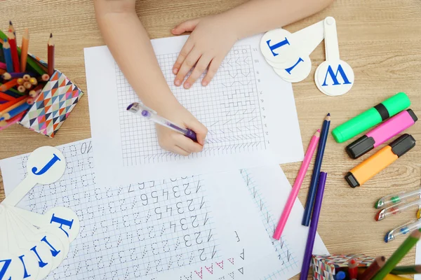 小さな女の子を描くことを学ぶ — ストック写真