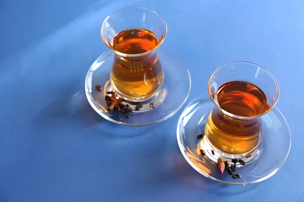 Tazze di tè di vetro su sfondo blu — Foto Stock