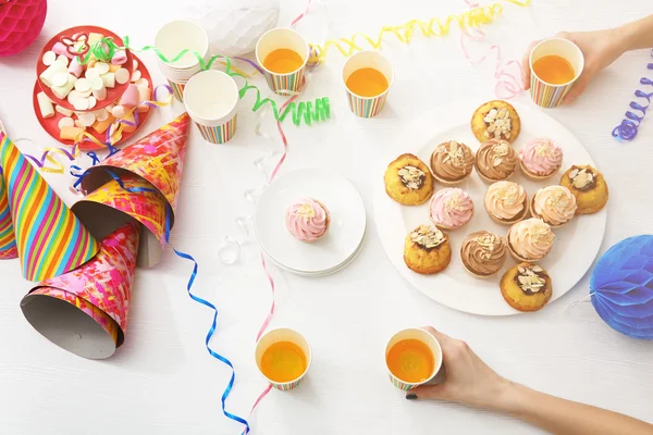 Fête d'anniversaire avec des gâteaux crémeux et du jus — Photo