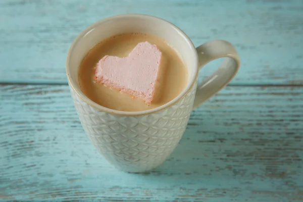 Taza de café con malvavisco en la mesa de madera — Foto de Stock