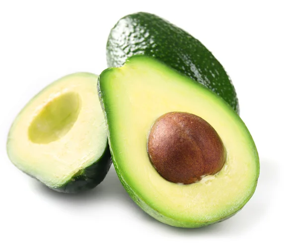Helften van verse avocado geïsoleerd op wit — Stockfoto