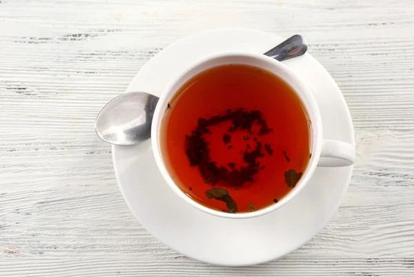 Taza de té sobre mesa blanca, vista superior — Foto de Stock