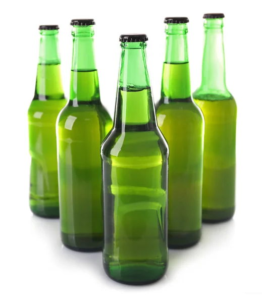 Botellas con cerveza fresca aisladas en blanco — Foto de Stock