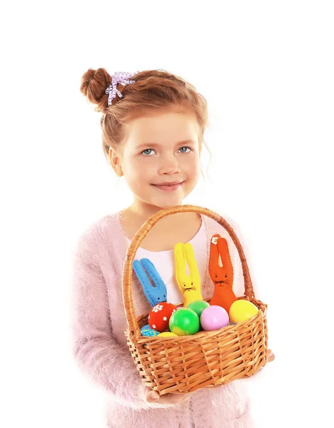 Paskalya yumurtaları ile oturan küçük kız — Stok fotoğraf