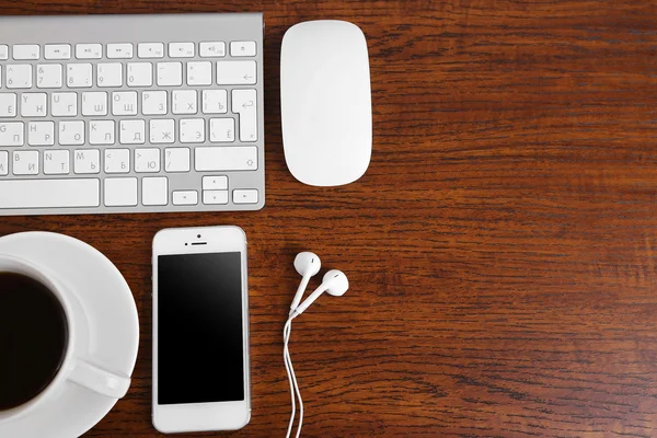 Bürotisch mit Zubehör und Gadgets — Stockfoto