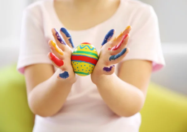 Cute little girl holding Easter egg — Stock Photo, Image