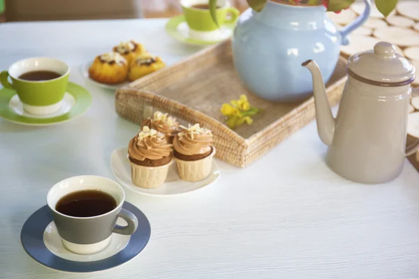 Mesa con té y pasteles — Foto de Stock