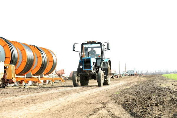 Slangvinda och en traktor — Stockfoto