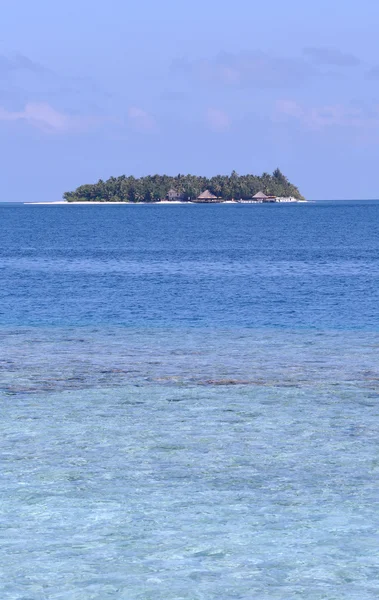 Paisaje marino con isla pequeña — Foto de Stock