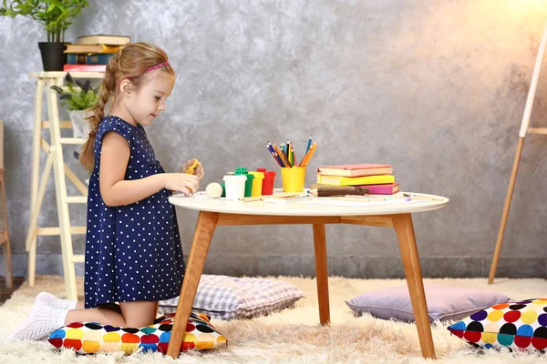 Beautiful Small Girl Playing Plasticine — Stock Photo, Image