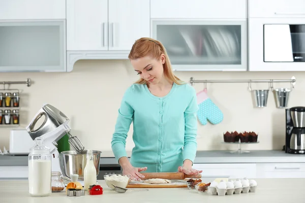 Young woman rolling out the dough — Stock Photo, Image