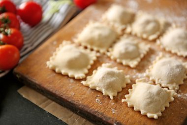 Pişmemiş mantı kesme tahtası üzerinde