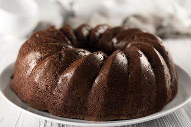 Beyaz ahşap zemin üzerinde plaka üzerinde çikolatalı kek