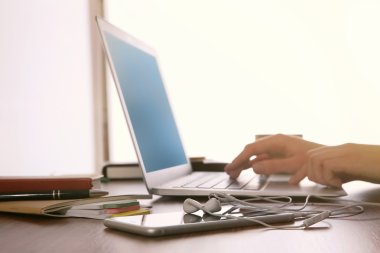 el laptop ile çalışma 