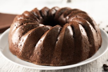 Beyaz ahşap zemin üzerinde plaka üzerinde çikolatalı kek