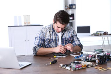 Elektronik devrelerin tamir adam