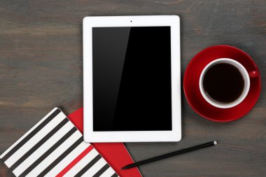 Dijital tablet fincan kahve ve defter ile 