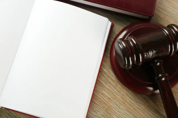 Gavel de madeira e livro aberto — Fotografia de Stock