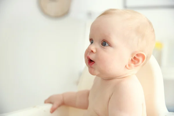 Bebé niño en silla —  Fotos de Stock