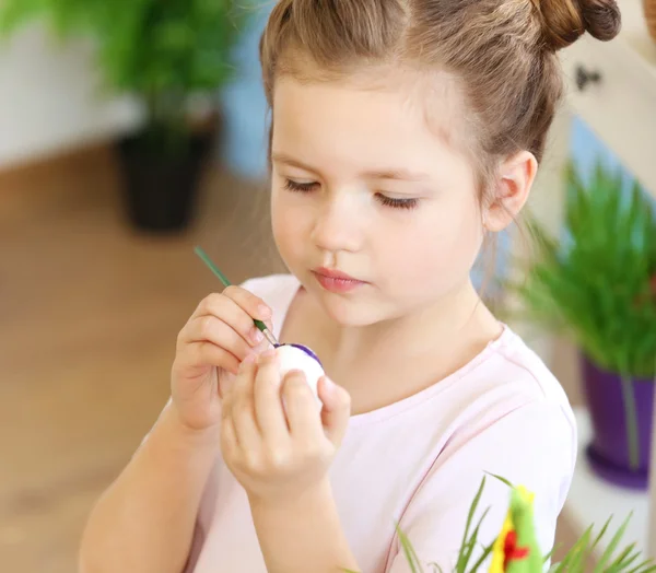 Niña decorando huevo de Pascua — Foto de Stock