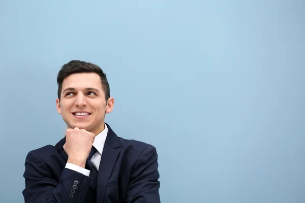 Atractivo Joven Traje Contra Pared Azul Claro —  Fotos de Stock