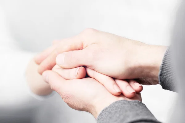 Uomo e donna che si tengono per mano — Foto Stock