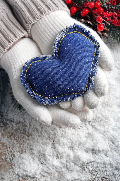 Händer i vantar med dekorativt hjärta — Stockfoto