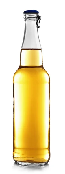 Flesje vers bier geïsoleerd op wit — Stockfoto