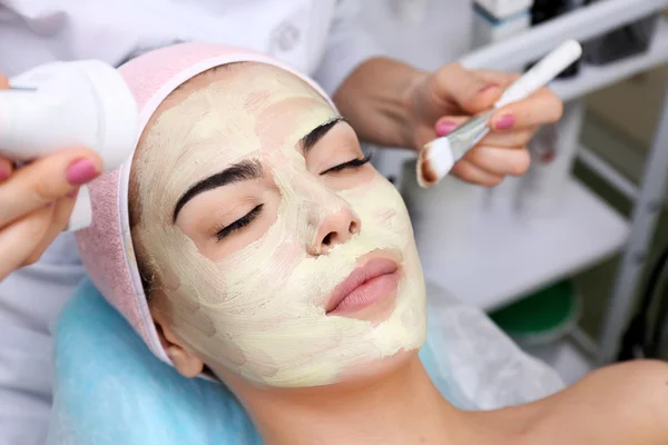 Jovem mulher tendo procedimentos faciais — Fotografia de Stock