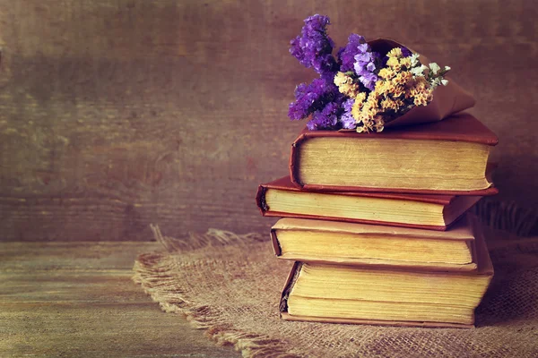 Libri e fiori di campo su tovagliolo — Foto Stock