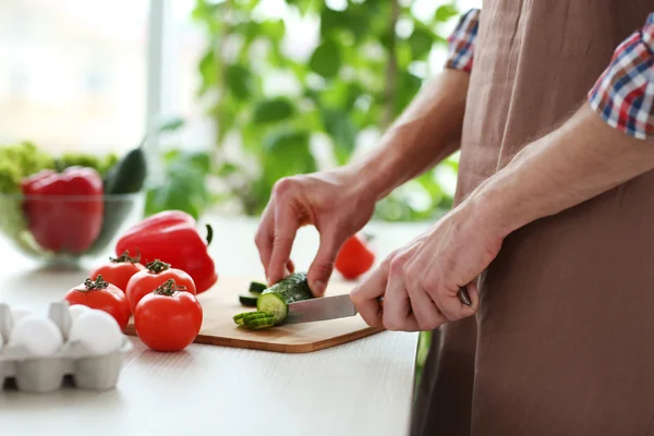 Hombre picando verduras —  Fotos de Stock