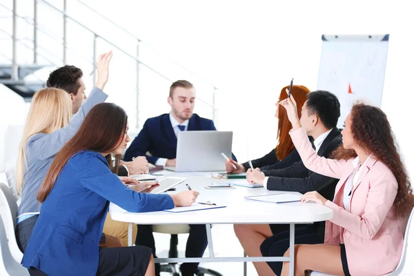 Riunione di lavoro in ufficio — Foto Stock