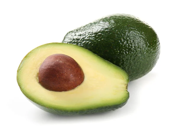 Helft van verse avocado geïsoleerd op wit — Stockfoto