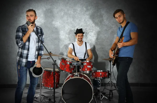 Músicos tocando instrumentos musicales y cantando — Foto de Stock