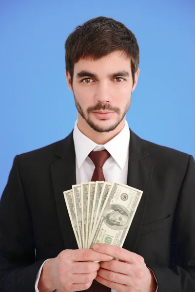 Człowiek w garniturze gospodarstwa banknotów dolara — Zdjęcie stockowe