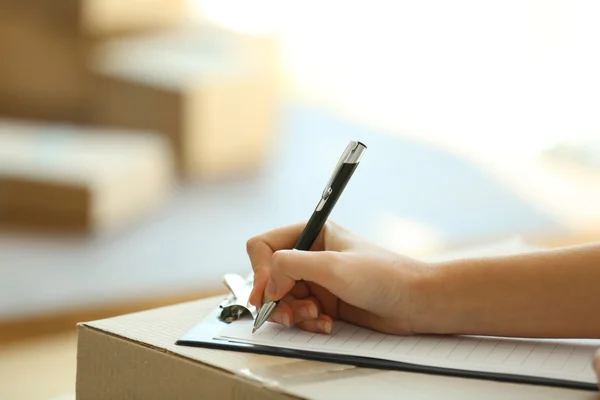 Mujer firma papeles — Foto de Stock