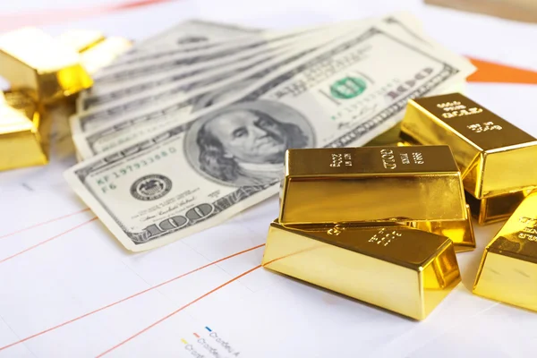 Goldbarren mit Dollarnoten — Stockfoto