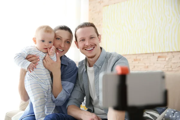 Pareja tomando una selfie con bebé — Foto de Stock