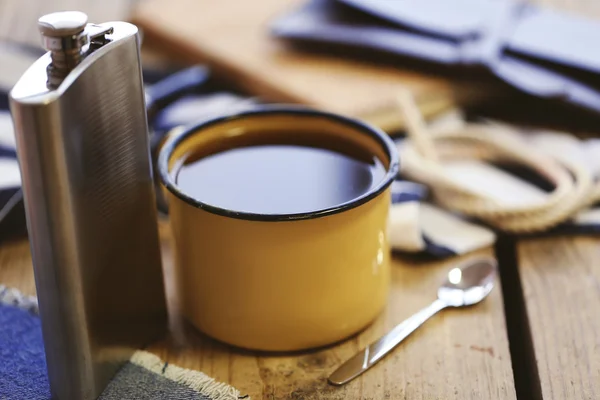 Taza de café fuerte con un frasco en una mesa de madera, de cerca —  Fotos de Stock